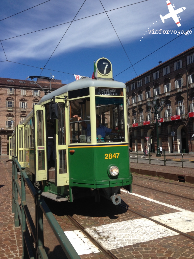 torino-piazza-castello-e-tram